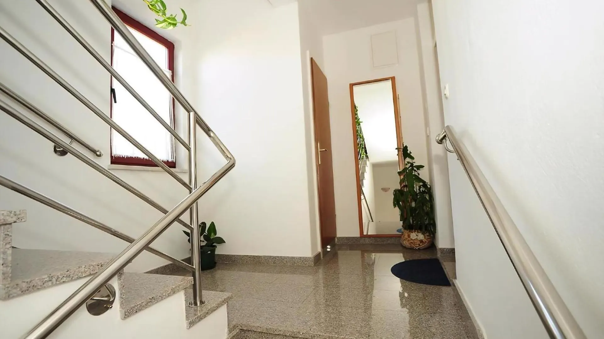 Komfortable Ferienwohnung Sara In Zadar